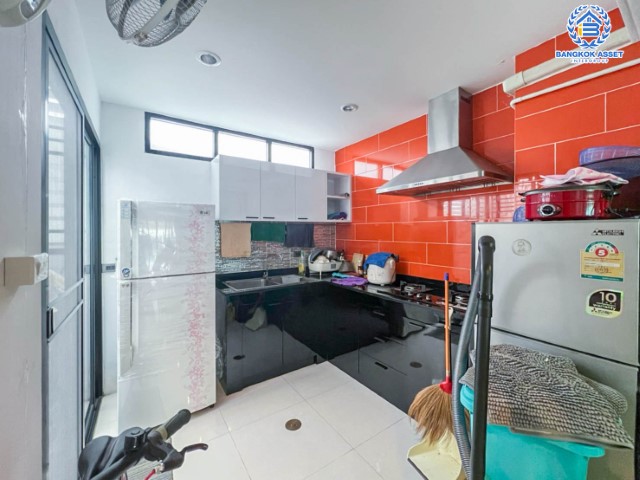 ทาวน์เฮ้าส์มือสอง ม.บ้านกลางเมือง นวมินทร์42 แบรนด์ AP เนื้อที่ 18.1 ตร.ว. มาพร้อมฟังก์ชัน 3 ห้องนอน 3 ห้องน้ำ 2 ที่จอดรถ แถมฟรี !!! เครื่องปรับอากาศ 4 เครื่อง และเครื่องทำน้ำอุ่น 2 เครื่อง สภาพแวดล้อมเยี่ยม ทำเลดีเชื่อมต่อ ถ.รามอินทรา, ถ.เกษตร-นวมินทร์ ใกล้รถไฟฟ้าสายสีชมพู "สถานีนพรัตน์" และทางด่วน ฉลองรัช…